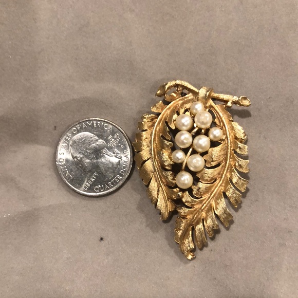 ❤️Vintage leaf and pearl GOLD plated ❤️brooch. - Picture 4 of 4